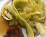 Foto del paso 10 de la receta: Tallarines de calabacín con reducción de salsa de soja y manzana