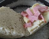 Foto del paso 2 de la receta: Sándwich🥪de salchichón de cerdo🥓y queso🧀en pan🍞casero de ajo🍖y finas hierbas🥐🌿🧄