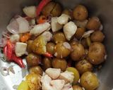 Foto langkah ke 4 dari resep Ayam Baby Potato Asam Manis.
