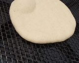 صورة لخطوة 2 من وصفة الخبز المنفوخ بالسميد والفرينه خفيف ريشه وفارغ من الداخل للسندويتشات 🌭🌮🌯🥙