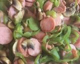Foto del paso 3 de la receta: Salchichas con pimientos y champiñones