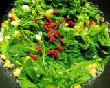Foto langkah ke 2 dari resep Cah bayam pakai jagung dan goji berry.