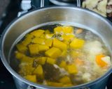 Hình bước làm 3 của món Canh Cà Rốt Khoai Tây Bí Đỏ