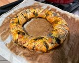 Une image de l'étape 10 de Couronne aux champignons, épinards, tomate et parmesan.