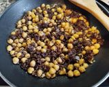 Foto del paso 8 de la receta: Tartaleta de masa filo con morcilla de arroz, garbanzos y salsa de yogur