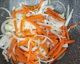Foto del paso 1 de la receta: Noodless al wok con pollo y verduritas a la mantequilla y yakiniku