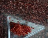 A picture of step 1 of Kashmiri kehwa.