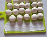 Foto langkah ke 5 dari resep Onde-onde Isi Kacang Hijau Kokoh dan Empuk (bisa di "freezer").