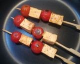 Foto del paso 3 de la receta: Brochetas de tofu al pimentón con tomates cherry