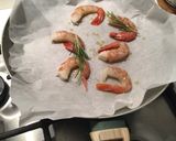 Foto del passaggio 4 della ricetta Gamberi con guacamole, datterini, mango e cipolla rossa di Tropea in agrodolce
