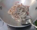 Foto langkah ke 4 dari resep Udang Goreng Asam Jawa.