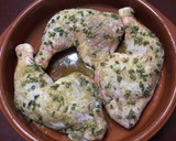 Foto del paso 1 de la receta: Contramuslos con cebollino en cazuela de barro