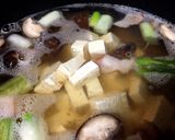 รูปขั้นตอนการทำที่ 7 ของ ซุปมิโซะเต้าหู้มันหวานเห็ดเบคอน