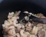 Foto langkah ke 4 dari resep Spicy Mushroom Tuna Pasta.