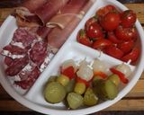 Foto del paso 2 de la receta: Tomates cherry al ajillo con fuet, jamón serrano y encurtidos