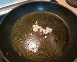 Foto del paso 2 de la receta: Salchichas frescas de pollo al vino