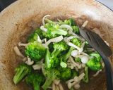 Foto langkah ke 2 dari resep Brokoli Jamur Tumis Daging.
