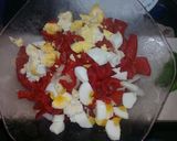 Foto del paso 1 de la receta: Ensalada de Tomate, huevo, albahaca, cebolla y pimiento rojo☺