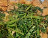 Foto langkah ke 5 dari resep Tumis Kangkung Tahu Pedas.