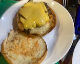 Foto langkah ke 5 dari resep Double cheese burger + egg + Smash patty burger with video 🎥.
