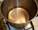 Foto del passaggio 2 della ricetta Spaghetti alle biete acciughe e sesamo tostato