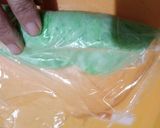 Foto langkah ke 3 dari resep Es Pisang Hijau Topping Es Krim.