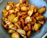 Hình bước làm 1 của món Kho quẹt tóp mỡ