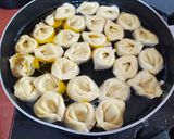 Foto del paso 3 de la receta: Solomillo de cerdo con crema de boletus, tortellini y guarnición de setas