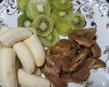 A picture of step 1 of Chikoo Kiwi Smoothie 😋.