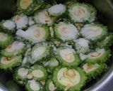 करेले प्याज़ टमाटर (Karela Pyaz Tamatar recipe in Hindi) रेसिपी चरण 1 फोटो