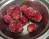 Foto langkah ke 1 dari resep Jus Strawberry Oat Milk.