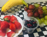Foto del paso 1 de la receta: Ohayo 🌞 Ensalada de Frutas 🍓🍇🍌Para el Desayuno !