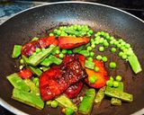 Foto del paso 2 de la receta: Arroz con costillejas, judías verdes y guisantes