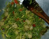 Foto langkah ke 6 dari resep Tumis Bunga Pepaya.