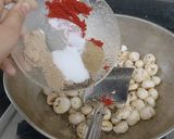 A picture of step 4 of Chatpata Makhana (Spicy Roasted Fox Nuts).