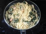 Spaguettis con gambas y espinacas