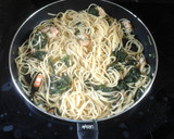 Foto del paso 4 de la receta: Spaguettis con gambas y espinacas