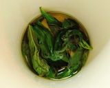 Foto del paso 3 de la receta: Aceite aromático de albahaca