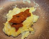 Foto del paso 3 de la receta: Huevo revuelto con sobrasada, queso y miel