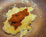 Foto del paso 3 de la receta: Huevo revuelto con sobrasada, queso y miel