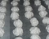 Foto del paso 1 de la receta: Merenguitos y hojaldre con mermelada de fresa