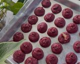 Gambar langkah 6 resipi Biskut red velvet.