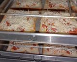 Foto langkah ke 3 dari resep Pizza roti tawar panggang.