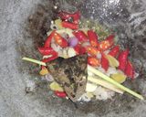 Foto langkah ke 2 dari resep Pindang, Telur Ceplok Bumbu Sarden.