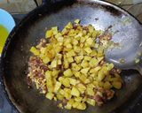 Foto langkah ke 3 dari resep Oseng kornet kentang.