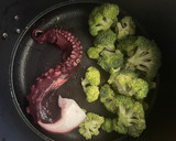 Foto del paso 2 de la receta: Pulpo en base de patata con brócoli