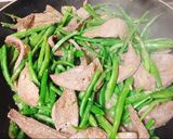 Hình bước làm 3 của món Gan xào đậu ve