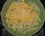 Foto langkah ke 2 dari resep Tumis Labu Siam Jagung Telur.