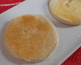 Foto del paso 2 de la receta: Tostas de huevo y salmón