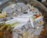Foto langkah ke 3 dari resep 992. Sup Jagung Manis Bakso.